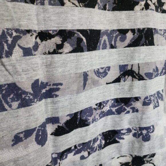 Buckle DAYTRIP Vtg Y2K Top Fairycore Whimsical Goth Tee Size L Gray Blue V-Neck - Picture 2 of 6